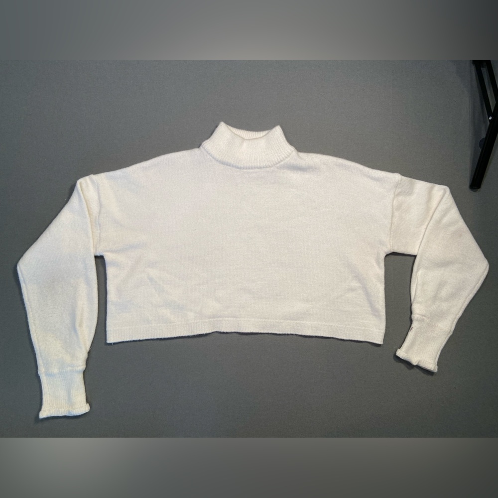 Elenza by L&L white boxy turtleneck sweater,‎ cropped, long sleeve.sz sm